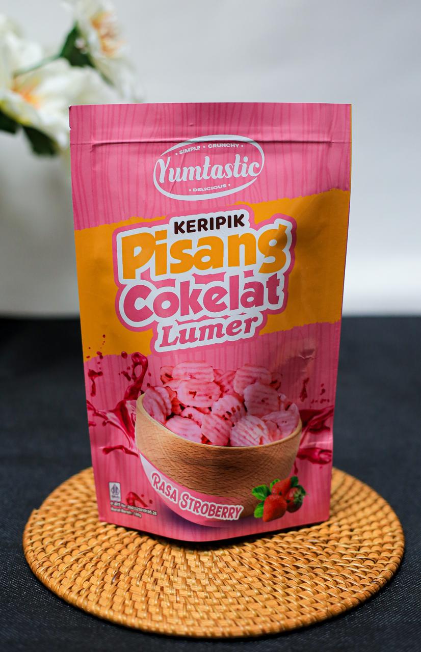 Yumtastic Keripik Pisang Cokelat Rasa Stroberi